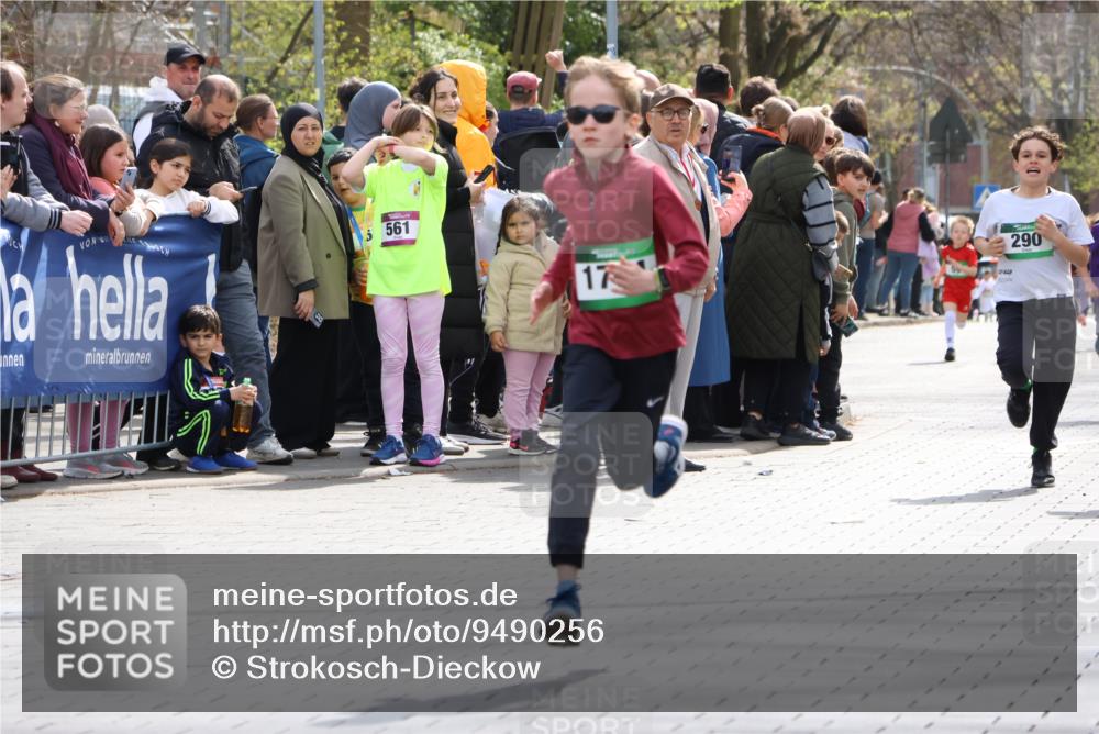 12.04.2026 - 45. Internationalen Wilhelmsburger Insellauf Strokosch-Dieckow http://msf.ph/oto/9490256 12.04.2026 14:33:51 Ziel 1716, 1704, 669, 290, 120 meine-sportfotos.de