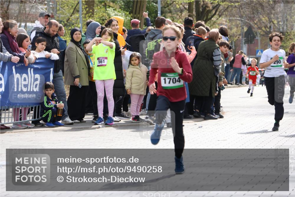 12.04.2026 - 45. Internationalen Wilhelmsburger Insellauf Strokosch-Dieckow http://msf.ph/oto/9490258 12.04.2026 14:33:51 Ziel 1716, 1704, 669, 290, 120 meine-sportfotos.de