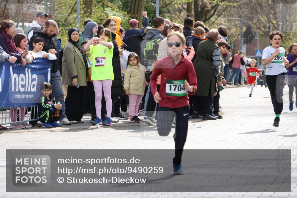 12.04.2026 - 45. Internationalen Wilhelmsburger Insellauf Strokosch-Dieckow http://msf.ph/oto/9490259 12.04.2026 14:33:51 Ziel 1716, 1704, 669, 290, 120 meine-sportfotos.de