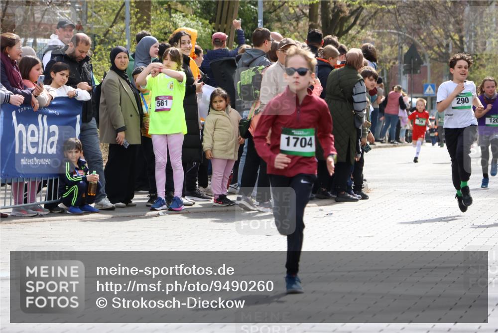 12.04.2026 - 45. Internationalen Wilhelmsburger Insellauf Strokosch-Dieckow http://msf.ph/oto/9490260 12.04.2026 14:33:51 Ziel 1716, 1704, 669, 290, 120 meine-sportfotos.de