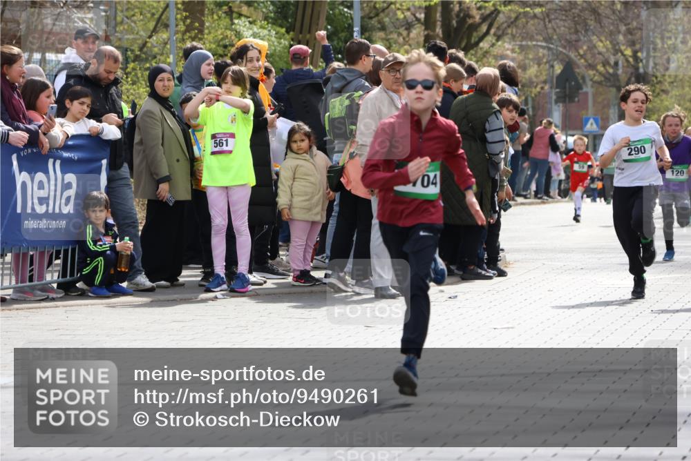 12.04.2026 - 45. Internationalen Wilhelmsburger Insellauf Strokosch-Dieckow http://msf.ph/oto/9490261 12.04.2026 14:33:51 Ziel 1716, 1704, 669, 290, 120 meine-sportfotos.de