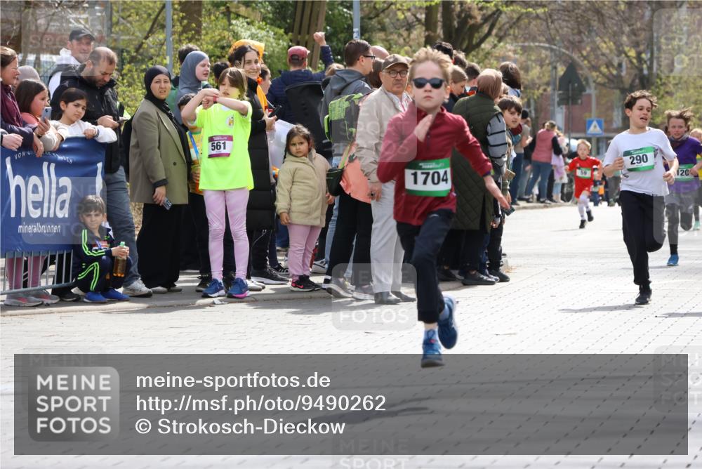 12.04.2026 - 45. Internationalen Wilhelmsburger Insellauf Strokosch-Dieckow http://msf.ph/oto/9490262 12.04.2026 14:33:51 Ziel 1716, 1704, 669, 290, 120 meine-sportfotos.de