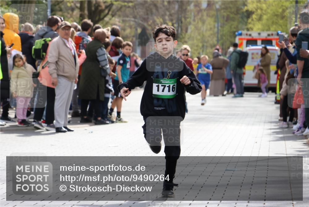 12.04.2026 - 45. Internationalen Wilhelmsburger Insellauf Strokosch-Dieckow http://msf.ph/oto/9490264 12.04.2026 14:33:48 Ziel 457, 1714, 1716, 1704 meine-sportfotos.de