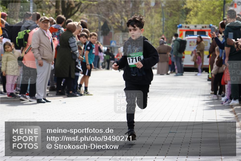 12.04.2026 - 45. Internationalen Wilhelmsburger Insellauf Strokosch-Dieckow http://msf.ph/oto/9490271 12.04.2026 14:33:47 Ziel 457, 1714, 1716, 1704 meine-sportfotos.de