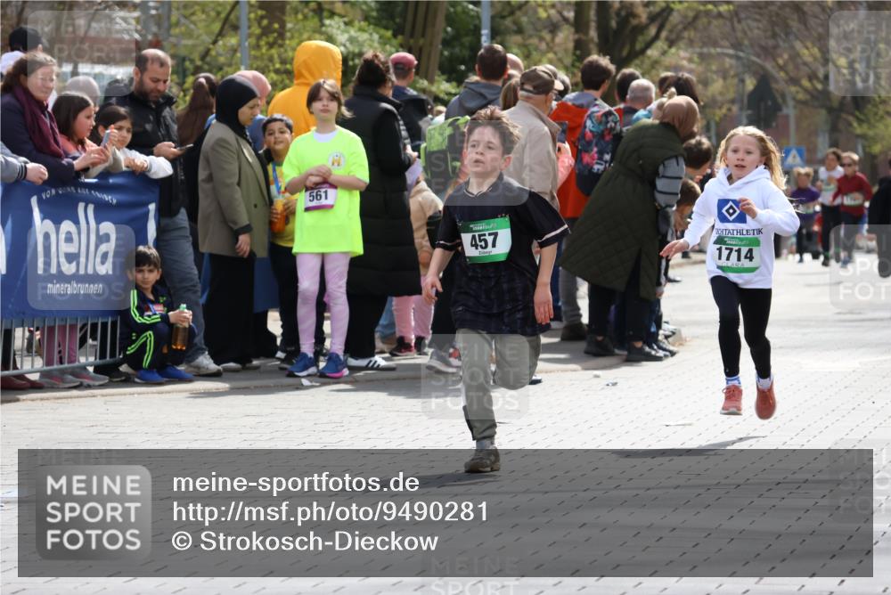 12.04.2026 - 45. Internationalen Wilhelmsburger Insellauf Strokosch-Dieckow http://msf.ph/oto/9490281 12.04.2026 14:33:41 Ziel 610, 72, 671, 457, 1714 meine-sportfotos.de