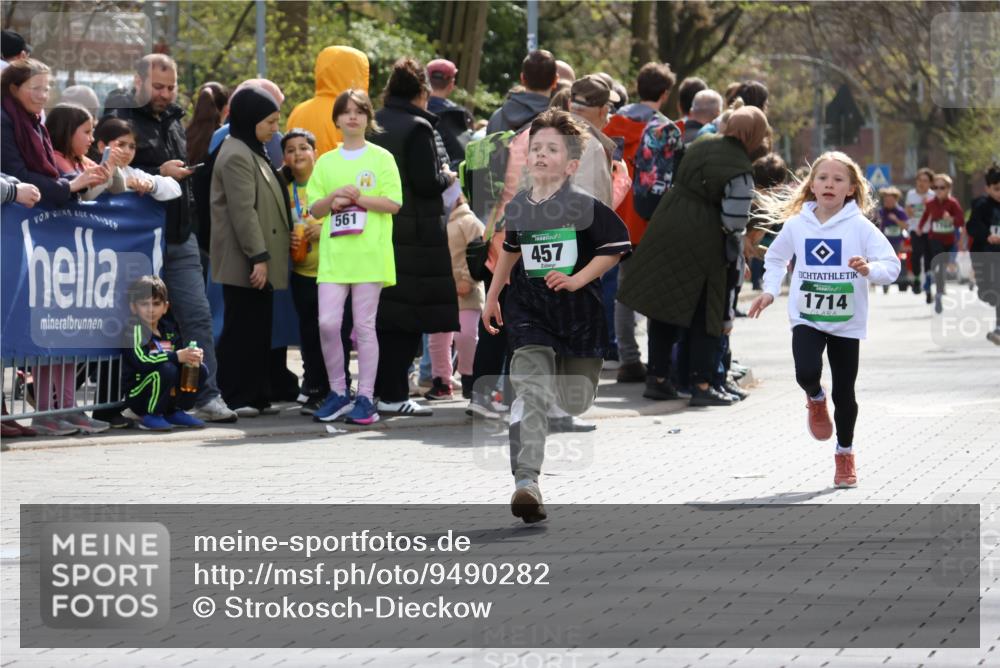 12.04.2026 - 45. Internationalen Wilhelmsburger Insellauf Strokosch-Dieckow http://msf.ph/oto/9490282 12.04.2026 14:33:41 Ziel 610, 72, 671, 457, 1714 meine-sportfotos.de
