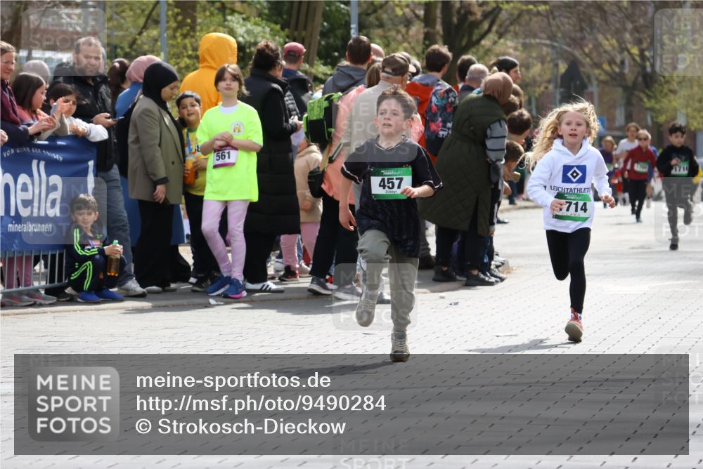 12.04.2026 - 45. Internationalen Wilhelmsburger Insellauf Strokosch-Dieckow http://msf.ph/oto/9490284 12.04.2026 14:33:41 Ziel 610, 72, 671, 457, 1714 meine-sportfotos.de