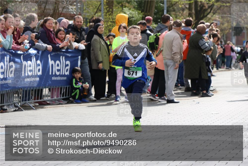 12.04.2026 - 45. Internationalen Wilhelmsburger Insellauf Strokosch-Dieckow http://msf.ph/oto/9490286 12.04.2026 14:33:38 Ziel 610, 72, 671, 457, 1714 meine-sportfotos.de