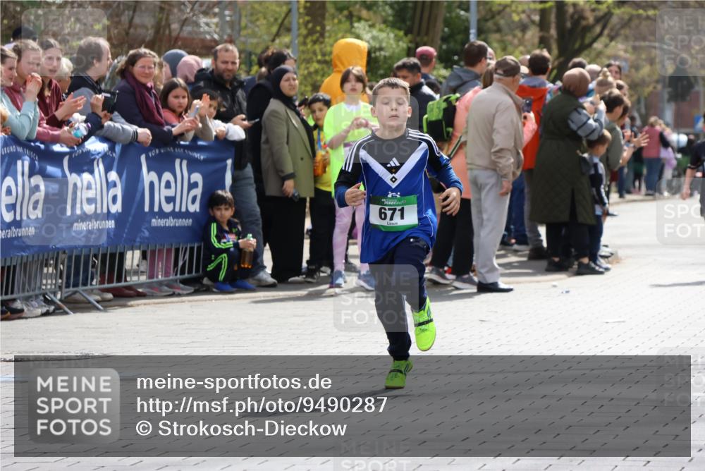 12.04.2026 - 45. Internationalen Wilhelmsburger Insellauf Strokosch-Dieckow http://msf.ph/oto/9490287 12.04.2026 14:33:38 Ziel 610, 72, 671, 457, 1714 meine-sportfotos.de
