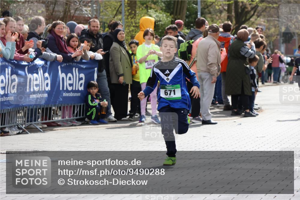 12.04.2026 - 45. Internationalen Wilhelmsburger Insellauf Strokosch-Dieckow http://msf.ph/oto/9490288 12.04.2026 14:33:38 Ziel 610, 72, 671, 457, 1714 meine-sportfotos.de
