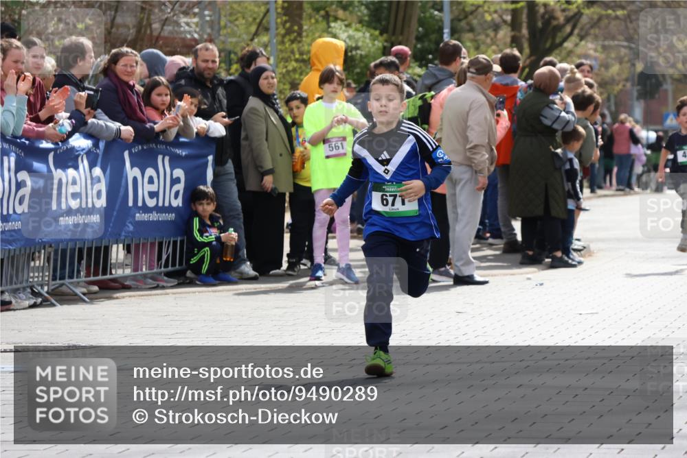 12.04.2026 - 45. Internationalen Wilhelmsburger Insellauf Strokosch-Dieckow http://msf.ph/oto/9490289 12.04.2026 14:33:38 Ziel 610, 72, 671, 457, 1714 meine-sportfotos.de