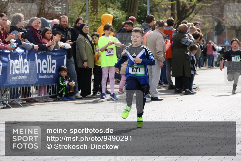 12.04.2026 - 45. Internationalen Wilhelmsburger Insellauf Strokosch-Dieckow http://msf.ph/oto/9490291 12.04.2026 14:33:38 Ziel 610, 72, 671, 457, 1714 meine-sportfotos.de