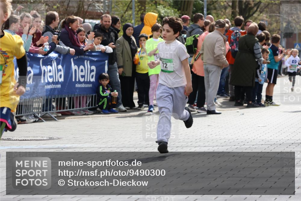 12.04.2026 - 45. Internationalen Wilhelmsburger Insellauf Strokosch-Dieckow http://msf.ph/oto/9490300 12.04.2026 14:33:36 Ziel 610, 72, 671 meine-sportfotos.de