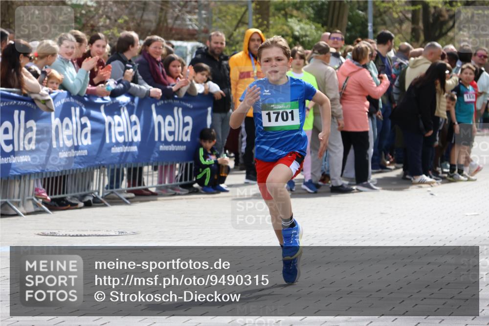 12.04.2026 - 45. Internationalen Wilhelmsburger Insellauf Strokosch-Dieckow http://msf.ph/oto/9490315 12.04.2026 14:33:15 Ziel 1701 meine-sportfotos.de