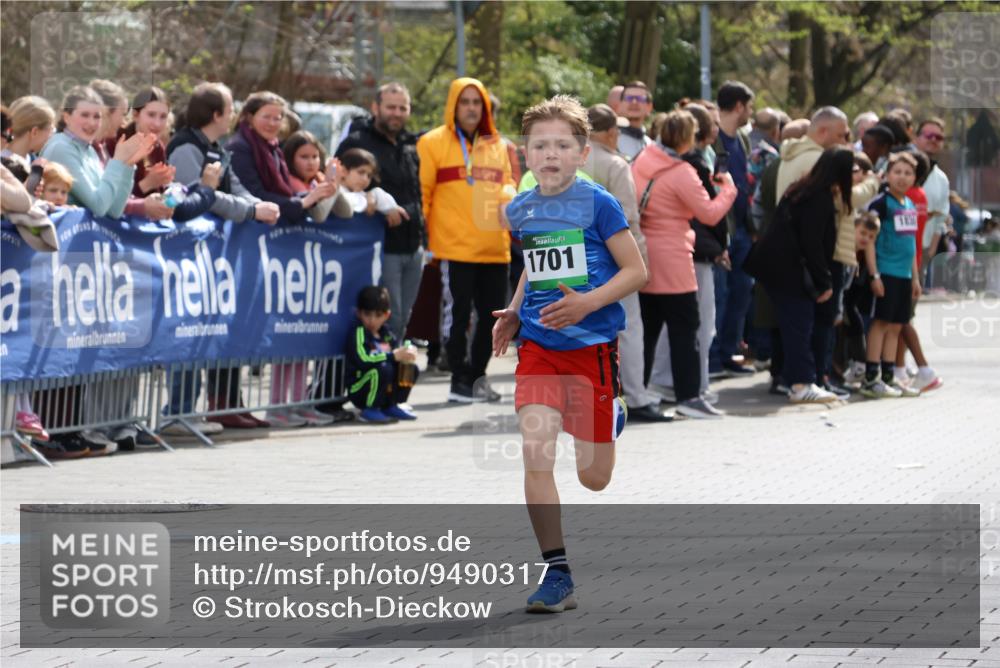 12.04.2026 - 45. Internationalen Wilhelmsburger Insellauf Strokosch-Dieckow http://msf.ph/oto/9490317 12.04.2026 14:33:15 Ziel 1701 meine-sportfotos.de