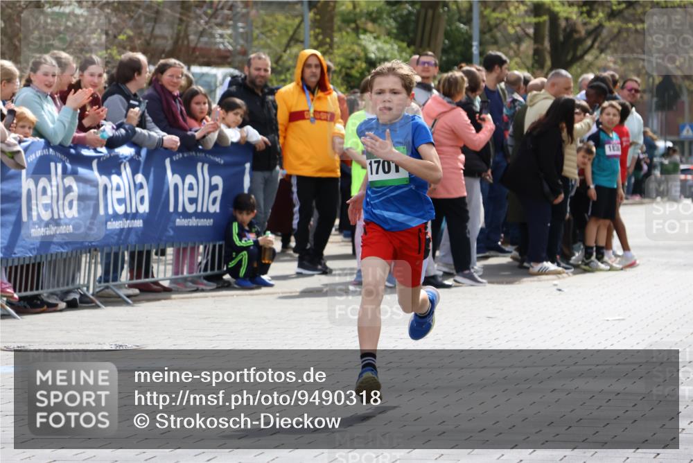 12.04.2026 - 45. Internationalen Wilhelmsburger Insellauf Strokosch-Dieckow http://msf.ph/oto/9490318 12.04.2026 14:33:14 Ziel 1701 meine-sportfotos.de