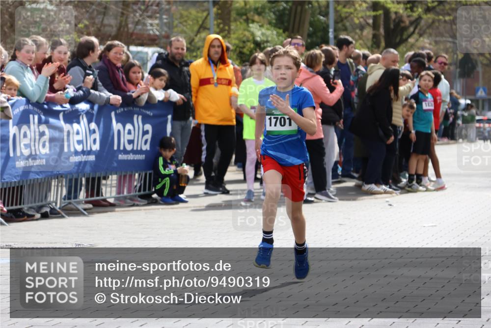 12.04.2026 - 45. Internationalen Wilhelmsburger Insellauf Strokosch-Dieckow http://msf.ph/oto/9490319 12.04.2026 14:33:14 Ziel 1701 meine-sportfotos.de