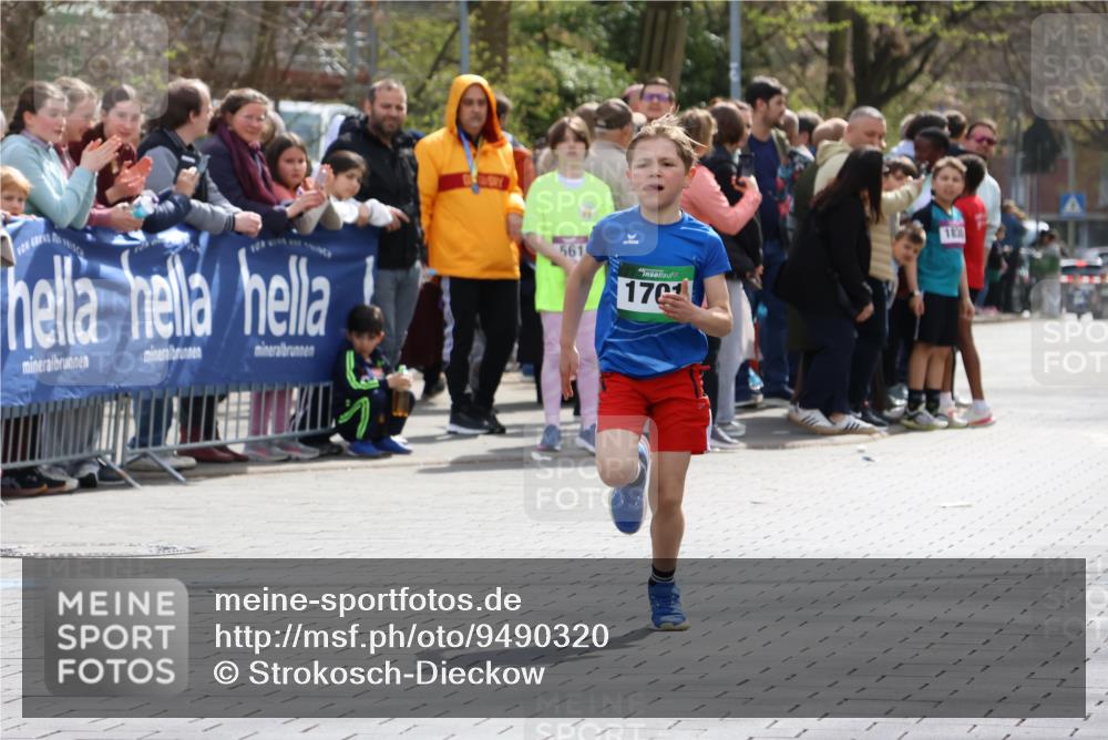 12.04.2026 - 45. Internationalen Wilhelmsburger Insellauf Strokosch-Dieckow http://msf.ph/oto/9490320 12.04.2026 14:33:14 Ziel 1701 meine-sportfotos.de