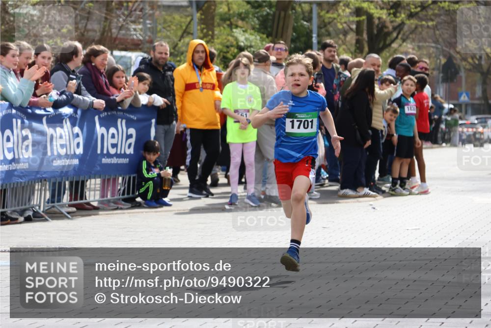 12.04.2026 - 45. Internationalen Wilhelmsburger Insellauf Strokosch-Dieckow http://msf.ph/oto/9490322 12.04.2026 14:33:14 Ziel 1701 meine-sportfotos.de