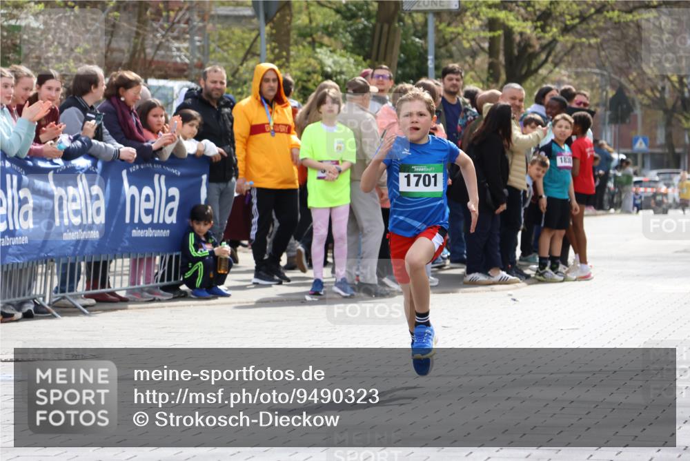 12.04.2026 - 45. Internationalen Wilhelmsburger Insellauf Strokosch-Dieckow http://msf.ph/oto/9490323 12.04.2026 14:33:14 Ziel 1701 meine-sportfotos.de