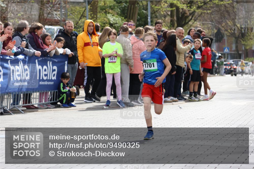 12.04.2026 - 45. Internationalen Wilhelmsburger Insellauf Strokosch-Dieckow http://msf.ph/oto/9490325 12.04.2026 14:33:14 Ziel 1701 meine-sportfotos.de