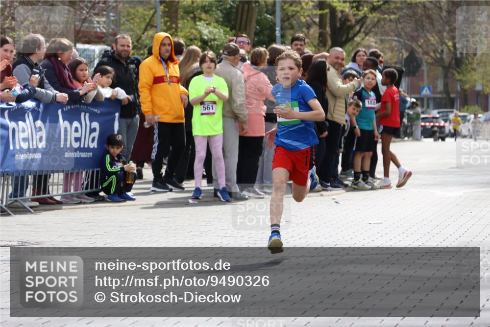 12.04.2026 - 45. Internationalen Wilhelmsburger Insellauf Strokosch-Dieckow http://msf.ph/oto/9490326 12.04.2026 14:33:14 Ziel 1701 meine-sportfotos.de