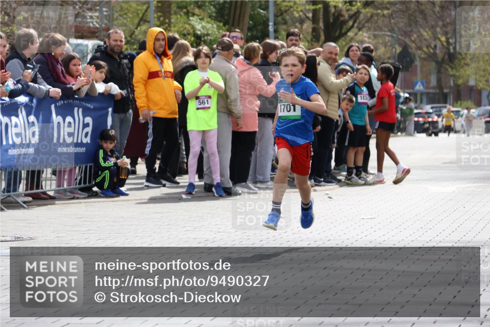 12.04.2026 - 45. Internationalen Wilhelmsburger Insellauf Strokosch-Dieckow http://msf.ph/oto/9490327 12.04.2026 14:33:14 Ziel 1701 meine-sportfotos.de