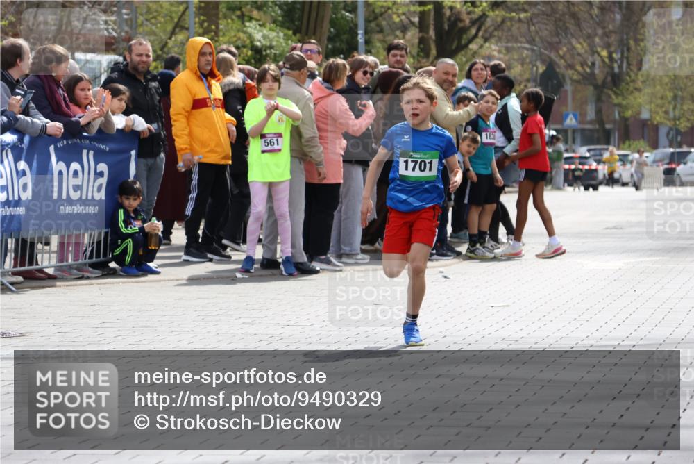 12.04.2026 - 45. Internationalen Wilhelmsburger Insellauf Strokosch-Dieckow http://msf.ph/oto/9490329 12.04.2026 14:33:14 Ziel 1701 meine-sportfotos.de