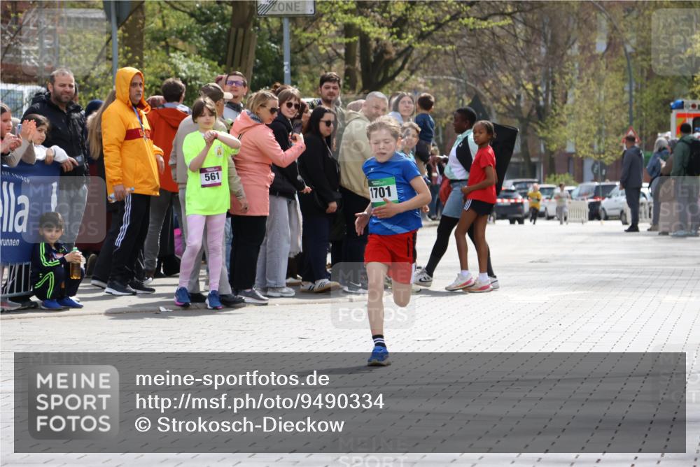 12.04.2026 - 45. Internationalen Wilhelmsburger Insellauf Strokosch-Dieckow http://msf.ph/oto/9490334 12.04.2026 14:33:13 Ziel 1701 meine-sportfotos.de