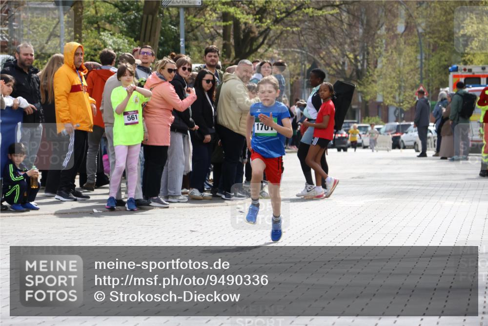 12.04.2026 - 45. Internationalen Wilhelmsburger Insellauf Strokosch-Dieckow http://msf.ph/oto/9490336 12.04.2026 14:33:13 Ziel 1701 meine-sportfotos.de