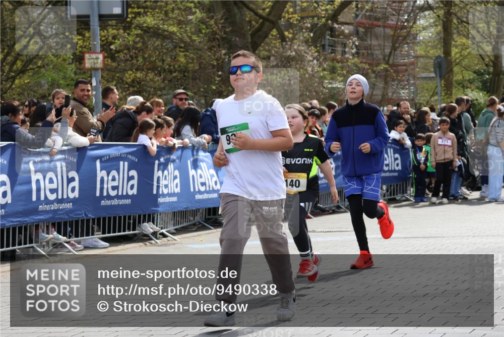12.04.2026 - 45. Internationalen Wilhelmsburger Insellauf Strokosch-Dieckow http://msf.ph/oto/9490338 12.04.2026 14:22:56 Ziel 569, 766, 1625, 784, 1000, 781, 308, 140, 758 meine-sportfotos.de