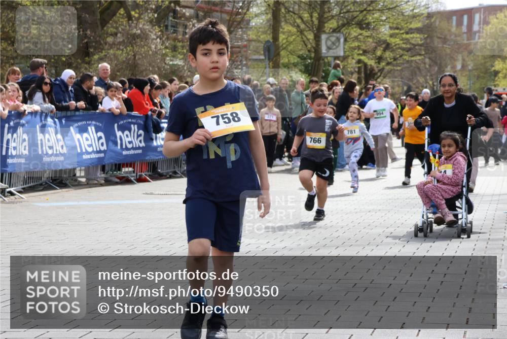 12.04.2026 - 45. Internationalen Wilhelmsburger Insellauf Strokosch-Dieckow http://msf.ph/oto/9490350 12.04.2026 14:22:51 Ziel 68, 757, 755, 765, 569, 766, 1625, 784, 1000, 781, 308, 140 meine-sportfotos.de