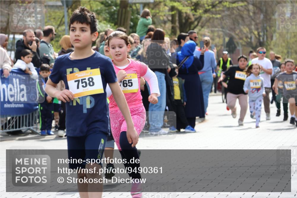 12.04.2026 - 45. Internationalen Wilhelmsburger Insellauf Strokosch-Dieckow http://msf.ph/oto/9490361 12.04.2026 14:22:48 Ziel 780, 743, 778, 779, 68, 757, 755, 765, 569, 766, 1625, 784, 1000 meine-sportfotos.de