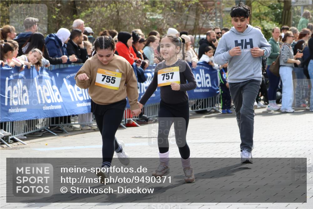 12.04.2026 - 45. Internationalen Wilhelmsburger Insellauf Strokosch-Dieckow http://msf.ph/oto/9490371 12.04.2026 14:22:45 Ziel 1609, 780, 743, 778, 779, 68, 757, 755, 765, 569, 766 meine-sportfotos.de