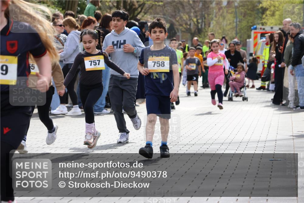 12.04.2026 - 45. Internationalen Wilhelmsburger Insellauf Strokosch-Dieckow http://msf.ph/oto/9490378 12.04.2026 14:22:44 Ziel 1609, 780, 743, 778, 779, 68, 757, 755, 765, 569 meine-sportfotos.de