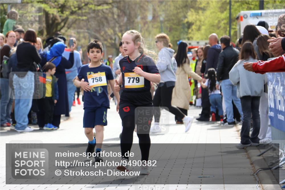 12.04.2026 - 45. Internationalen Wilhelmsburger Insellauf Strokosch-Dieckow http://msf.ph/oto/9490382 12.04.2026 14:22:42 Ziel 327, 1609, 780, 743, 778, 779, 68, 757, 755 meine-sportfotos.de