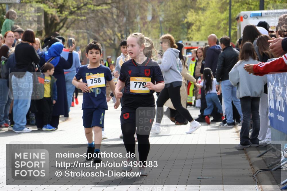 12.04.2026 - 45. Internationalen Wilhelmsburger Insellauf Strokosch-Dieckow http://msf.ph/oto/9490383 12.04.2026 14:22:41 Ziel 327, 1609, 780, 743, 778, 779, 68, 757, 755 meine-sportfotos.de