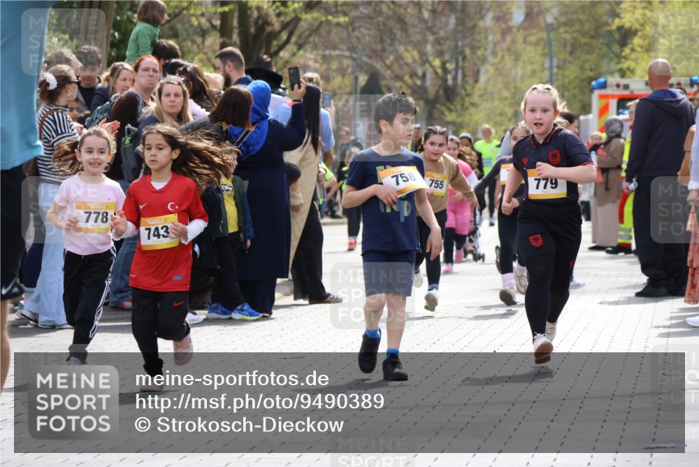 12.04.2026 - 45. Internationalen Wilhelmsburger Insellauf Strokosch-Dieckow http://msf.ph/oto/9490389 12.04.2026 14:22:40 Ziel 327, 1609, 780, 743, 778, 779, 68 meine-sportfotos.de