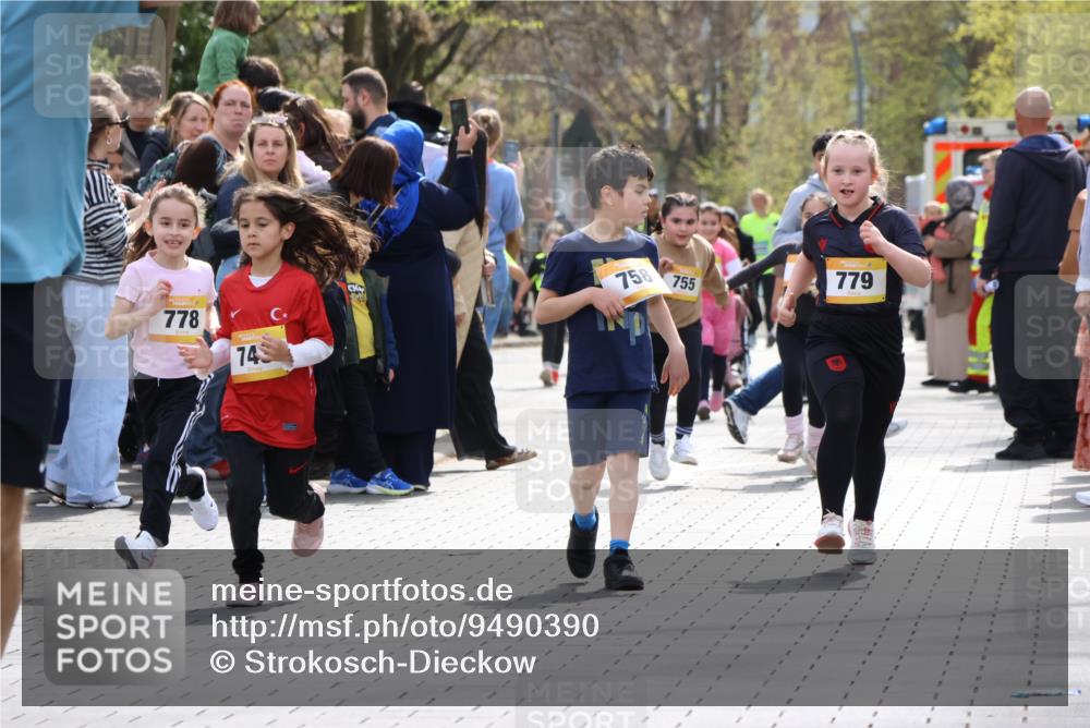 12.04.2026 - 45. Internationalen Wilhelmsburger Insellauf Strokosch-Dieckow http://msf.ph/oto/9490390 12.04.2026 14:22:40 Ziel 327, 1609, 780, 743, 778, 779, 68 meine-sportfotos.de