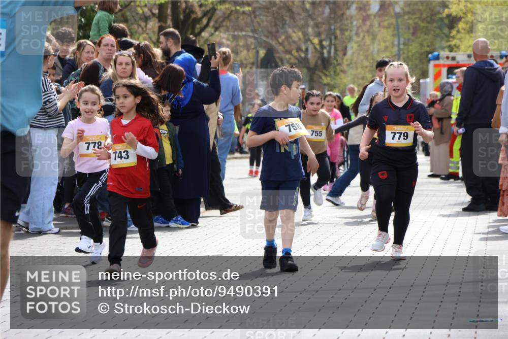 12.04.2026 - 45. Internationalen Wilhelmsburger Insellauf Strokosch-Dieckow http://msf.ph/oto/9490391 12.04.2026 14:22:40 Ziel 327, 1609, 780, 743, 778, 779, 68 meine-sportfotos.de