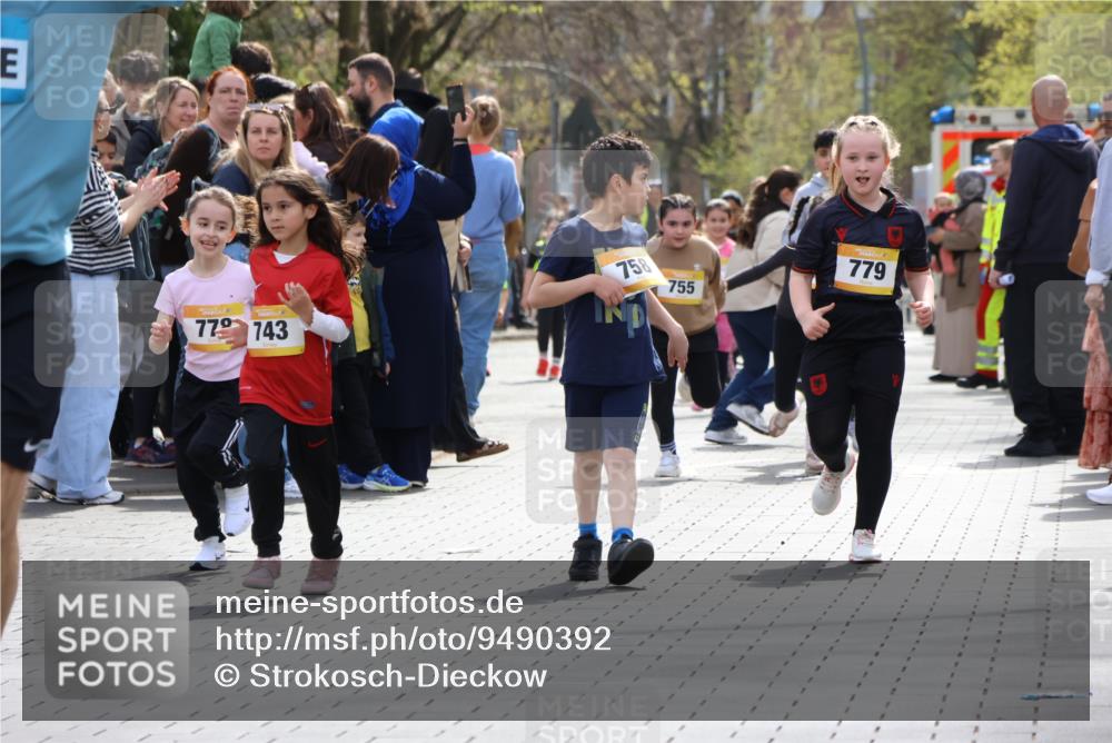 12.04.2026 - 45. Internationalen Wilhelmsburger Insellauf Strokosch-Dieckow http://msf.ph/oto/9490392 12.04.2026 14:22:40 Ziel 327, 1609, 780, 743, 778, 779, 68 meine-sportfotos.de