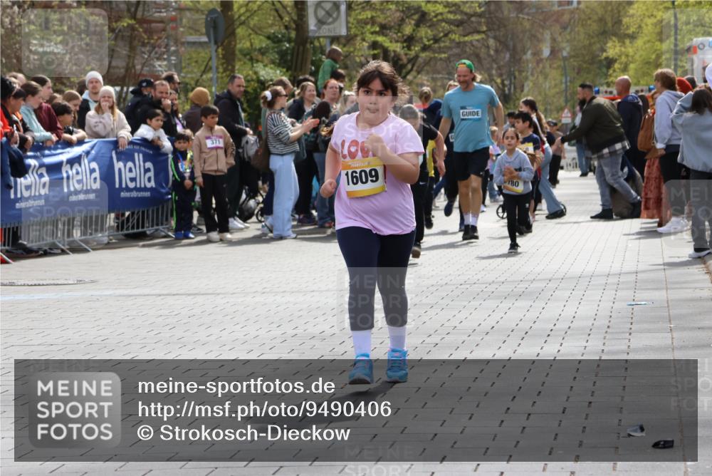 12.04.2026 - 45. Internationalen Wilhelmsburger Insellauf Strokosch-Dieckow http://msf.ph/oto/9490406 12.04.2026 14:22:35 Ziel 670, 327, 1609 meine-sportfotos.de