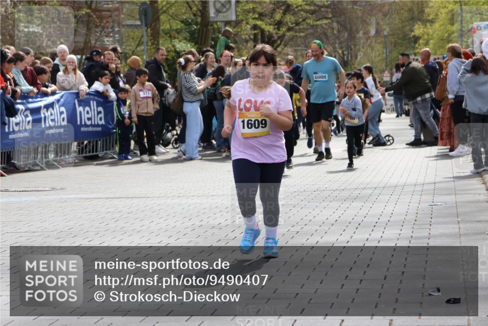 12.04.2026 - 45. Internationalen Wilhelmsburger Insellauf Strokosch-Dieckow http://msf.ph/oto/9490407 12.04.2026 14:22:35 Ziel 670, 327, 1609 meine-sportfotos.de