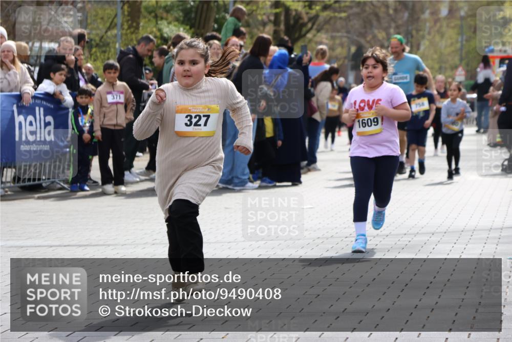 12.04.2026 - 45. Internationalen Wilhelmsburger Insellauf Strokosch-Dieckow http://msf.ph/oto/9490408 12.04.2026 14:22:33 Ziel 555, 1629, 56, 670, 327, 1609 meine-sportfotos.de