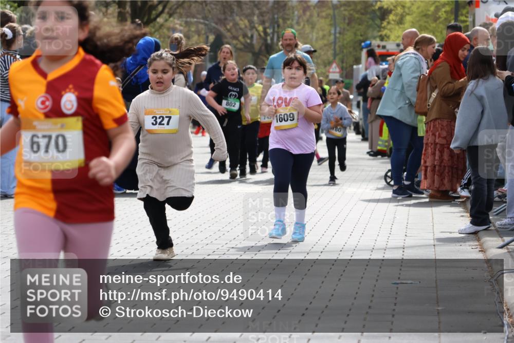 12.04.2026 - 45. Internationalen Wilhelmsburger Insellauf Strokosch-Dieckow http://msf.ph/oto/9490414 12.04.2026 14:22:31 Ziel 315, 973, 555, 1629, 56, 670, 327 meine-sportfotos.de