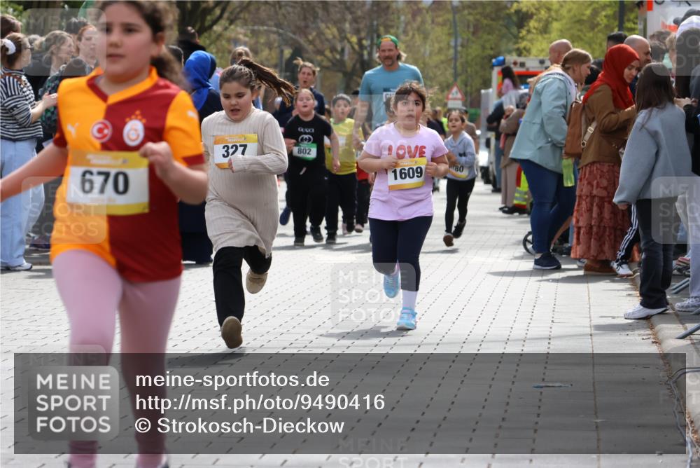 12.04.2026 - 45. Internationalen Wilhelmsburger Insellauf Strokosch-Dieckow http://msf.ph/oto/9490416 12.04.2026 14:22:31 Ziel 315, 973, 555, 1629, 56, 670, 327 meine-sportfotos.de