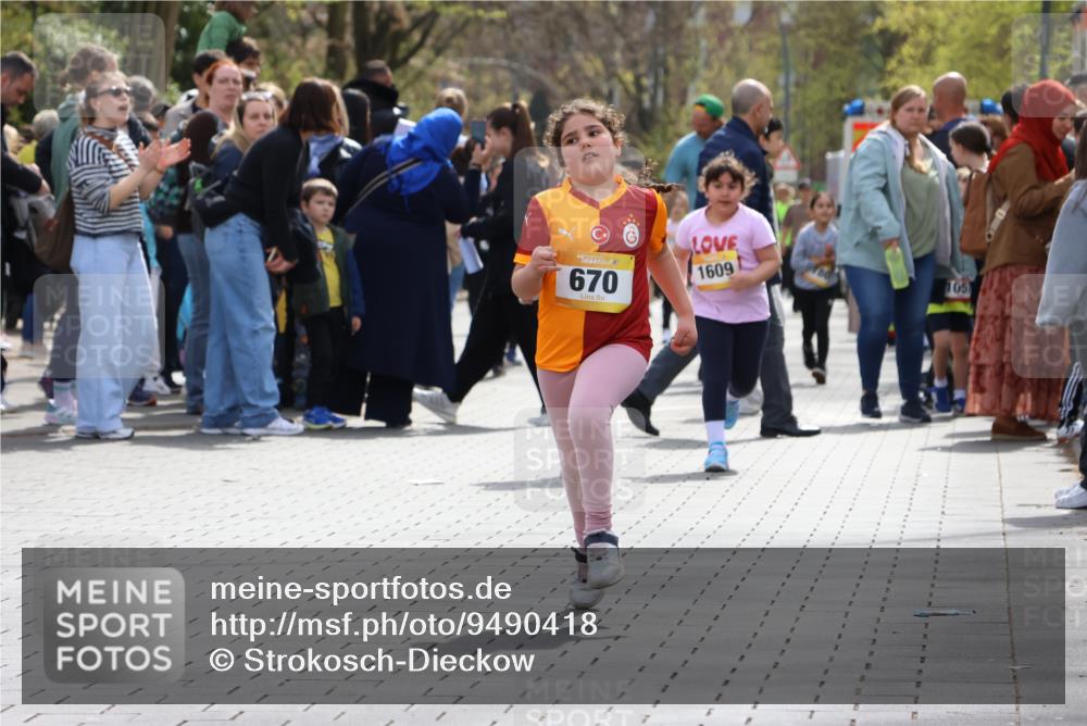 12.04.2026 - 45. Internationalen Wilhelmsburger Insellauf Strokosch-Dieckow http://msf.ph/oto/9490418 12.04.2026 14:22:30 Ziel 559, 315, 973, 555, 1629, 56, 670, 327 meine-sportfotos.de