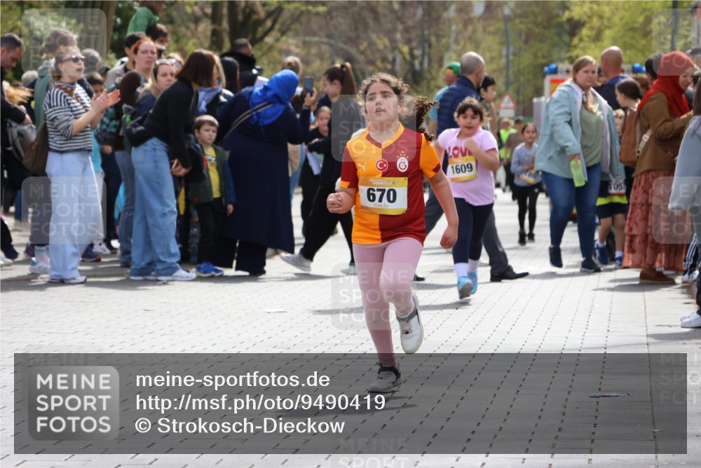 12.04.2026 - 45. Internationalen Wilhelmsburger Insellauf Strokosch-Dieckow http://msf.ph/oto/9490419 12.04.2026 14:22:30 Ziel 559, 315, 973, 555, 1629, 56, 670, 327 meine-sportfotos.de