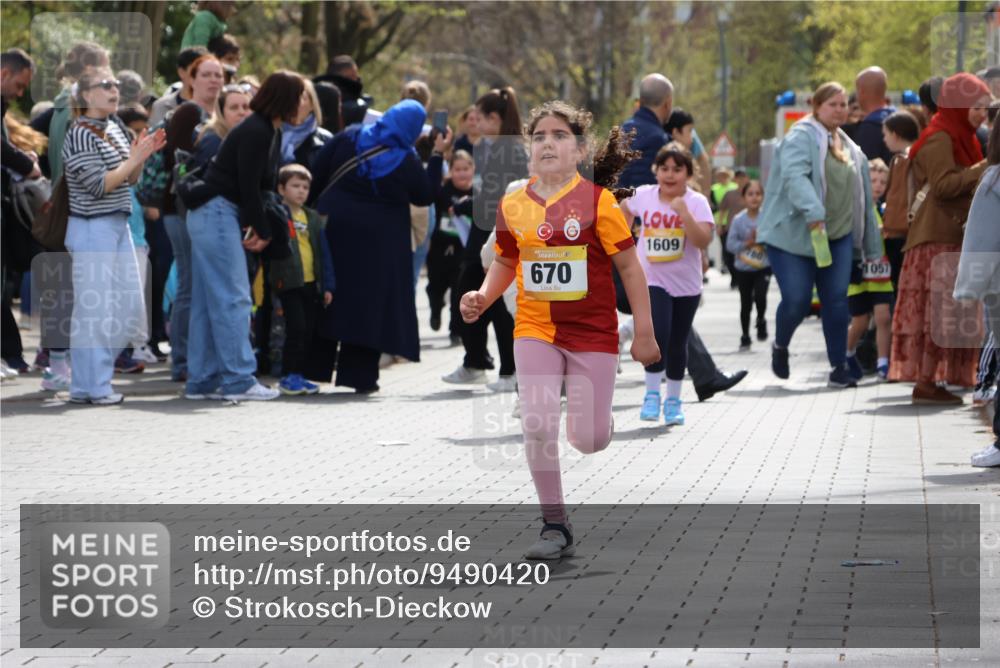 12.04.2026 - 45. Internationalen Wilhelmsburger Insellauf Strokosch-Dieckow http://msf.ph/oto/9490420 12.04.2026 14:22:30 Ziel 559, 315, 973, 555, 1629, 56, 670, 327 meine-sportfotos.de