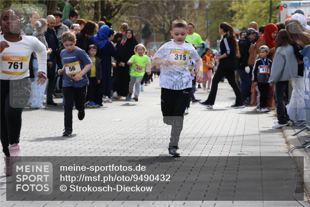 12.04.2026 - 45. Internationalen Wilhelmsburger Insellauf Strokosch-Dieckow http://msf.ph/oto/9490432 12.04.2026 14:22:22 Ziel 124, 731, 739, 580, 835, 752, 761, 559, 315, 973, 555, 1629, 56 meine-sportfotos.de